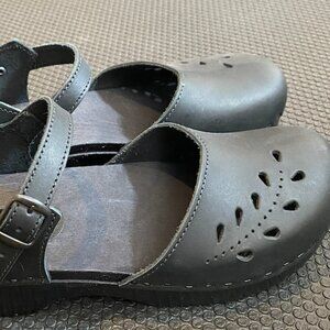 Sven Leaf Punch Sandal Clogs - Low Heels, Black/black, size 10